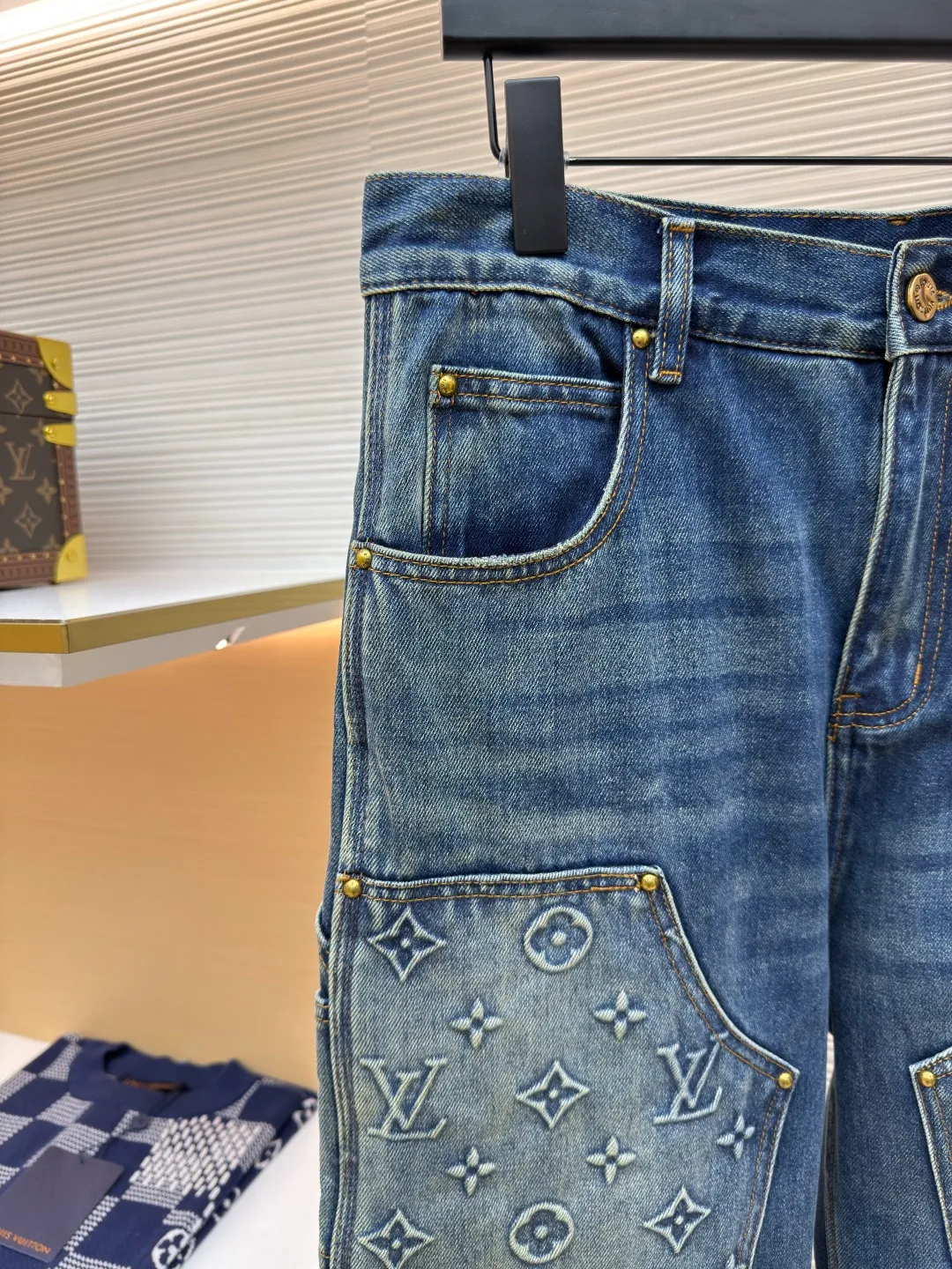 LOUIS VUITTON embossed work jeans ●Authentic product: purchased and developed by 13939 ●Item number: 1680239-B70 ●Material: denim fabric ●Technology: embossed embossed production ●Version: fitted version ●Weight: about 1060 grams ●Size: 28-30-32-34-36 ●Description: Integrating Monogram embossed pockets into a casual workwear silhouette, it can create a trendy look with the same style of overalls, or it can be mixed and matched with separate items to explore more fashion possibilities. Positioned panel splicing design, slightly distressed, washed blue, square nails with lettering under the left sleeve, decorative zipper, snap buttons at the front, standard cut version, casual style, suitable for both men and women. Original goods, washed casual jeans, imported original washed stretch fabric, comfortable and elastic, original hardware accessories decorated with logo, super correct fit, extremely high grade, high quality, fashionable and stylish upper body. The overall wiring is straight and delicate, the fabric is comfortable and soft, and the color is consistent without color difference. It can be matched with the same style to create a fashionable look and control various occasions. Customized accessories, complete with three standards, same style for men and women!